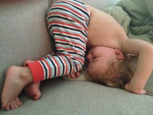 funny-kids-sleeping-anywhere-49-57a988550e81b__605